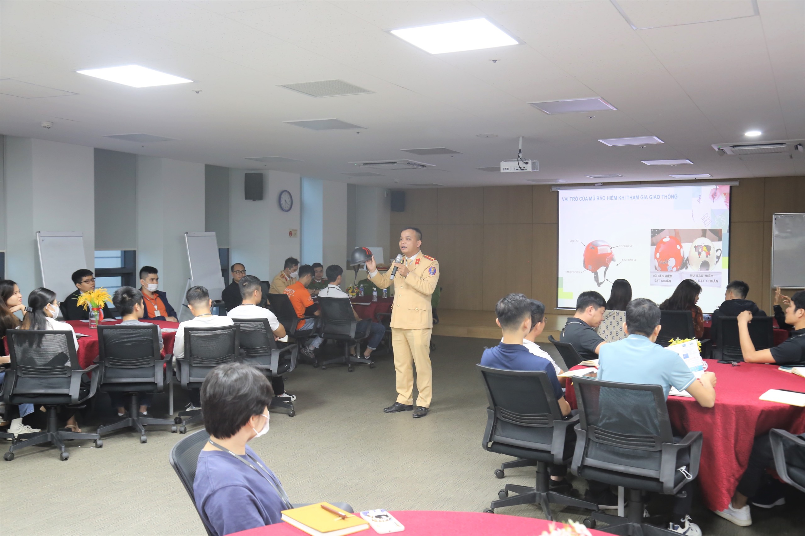 Công an huyện An Dương tuyên truyền pháp luật về giao thông cho công nhân Công ty LG Display